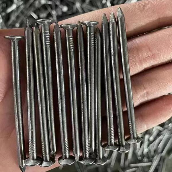 Length: 1-1/2 inch = 38.1 mm, standard BWG sizes for export:
 
- BWG12: 2.64mm, heavy-duty thick shank, for wooden cases & pallets
- BWG13: 2.34mm, standard universal size, most popular for overseas orders
- BWG14: 2.03mm, light thin shank, fit for thin boards & interior decoration
 
3. Product Features
 
1. Round anti-slip nail head, stable force bearing without slipping during hammering.
2. Smooth straight shank with sharp diamond point, easy penetration and avoid wood splitting.
3. Low carbon steel with outstanding toughness, hard to bend or break when hammered.
4. Stable holding power, low cost and wide versatility.
5. Moderate length, suitable for thin and medium-thickness wood for light load applications.
