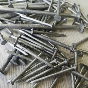 Material: Q195/Q235 low carbon steel
Size: 2.5 inch (63.5 mm), shank dia. 3.76 mm
Features: round flat head, smooth shank, diamond sharp point, good ductility
Surface: hot‑dipped galvanized (HDG), heavy zinc coating, good corrosion resistance
Packing: 25kg/carton, cartons stacked on export pallets
Application: wood construction, carpentry, pallets, fencing, outdoor timber, general building nailing
