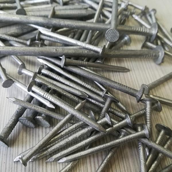 Material: Q195/Q235 low carbon steel
Size: 2.5 inch (63.5 mm), shank dia. 3.76 mm
Features: round flat head, smooth shank, diamond sharp point, good ductility
Surface: hot‑dipped galvanized (HDG), heavy zinc coating, good corrosion resistance
Packing: 25kg/carton, cartons stacked on export pallets
Application: wood construction, carpentry, pallets, fencing, outdoor timber, general building nailing