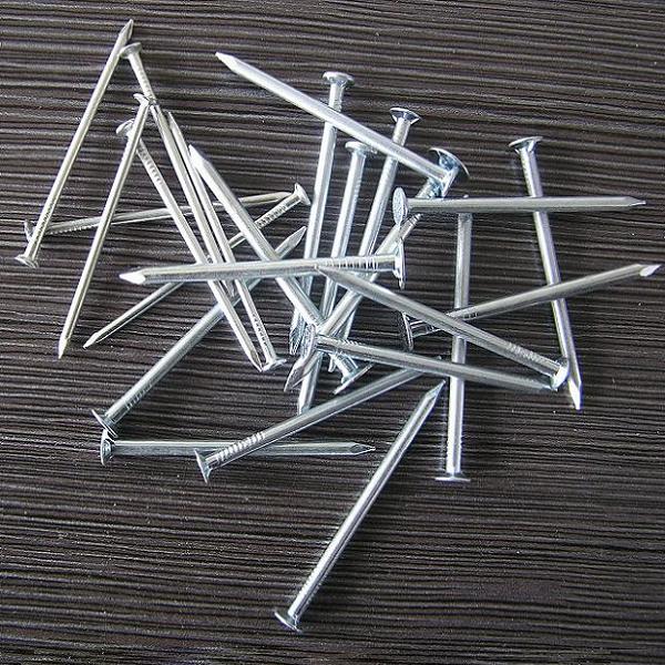 - Specification: Length 1.5 inches, medium-size general-purpose common nail.
- Structure: Round flat head, smooth cylindrical shank, sharp diamond point for easy penetration into wood.
- Moderate wire diameter, perfect holding force for medium-thickness wood boards.
- Hard to split thin & medium lumber during nailing.
- Uniform size, smooth shank without burrs, stable dimensional tolerance.
- Balanced tensile strength, suitable for daily light & medium load fastening.